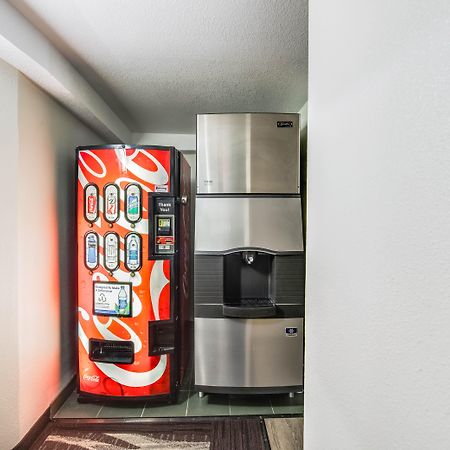Motel Ramada By Wyndham Medford Airport North Extérieur photo