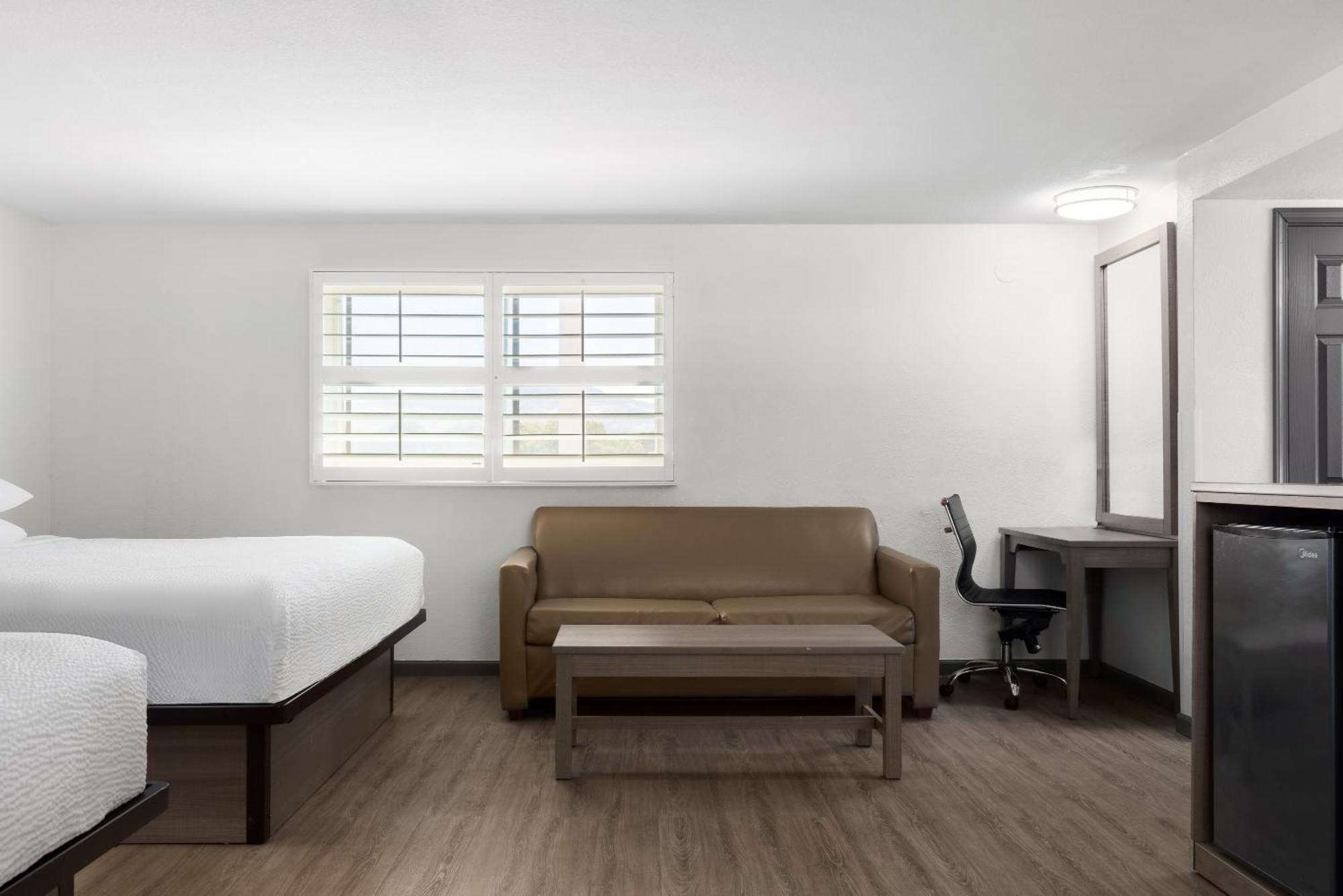 Motel Ramada By Wyndham Medford Airport North Extérieur photo