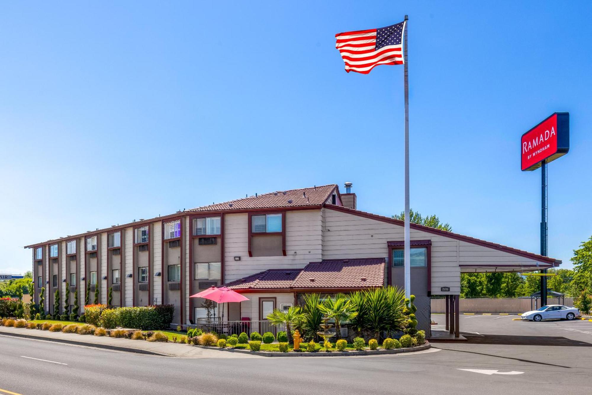 Motel Ramada By Wyndham Medford Airport North Extérieur photo