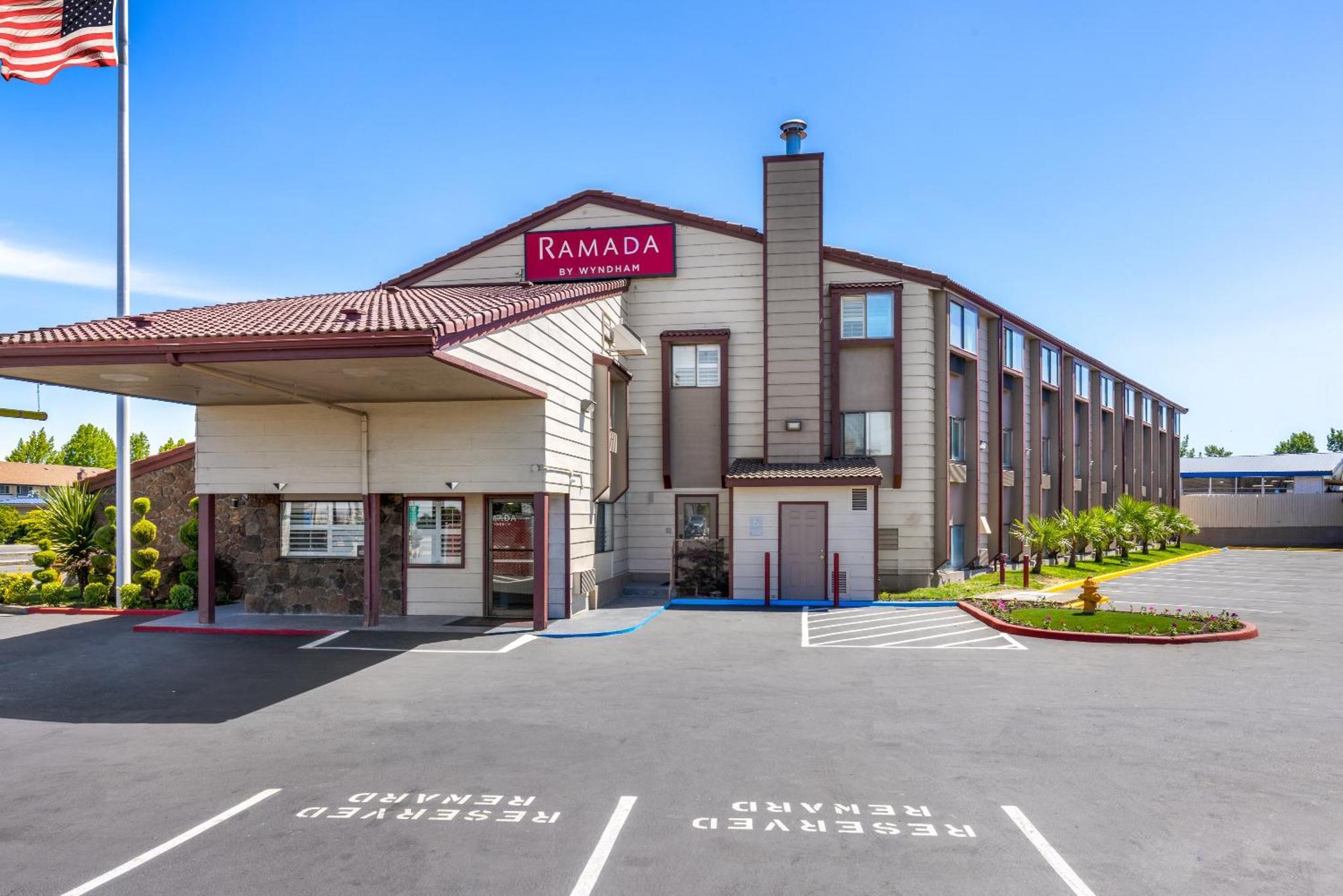 Motel Ramada By Wyndham Medford Airport North Extérieur photo