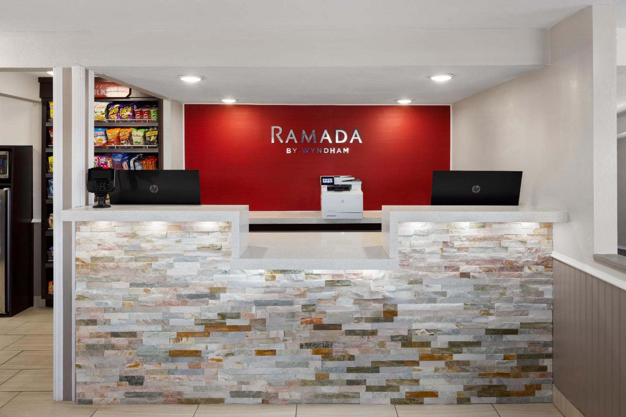 Motel Ramada By Wyndham Medford Airport North Extérieur photo