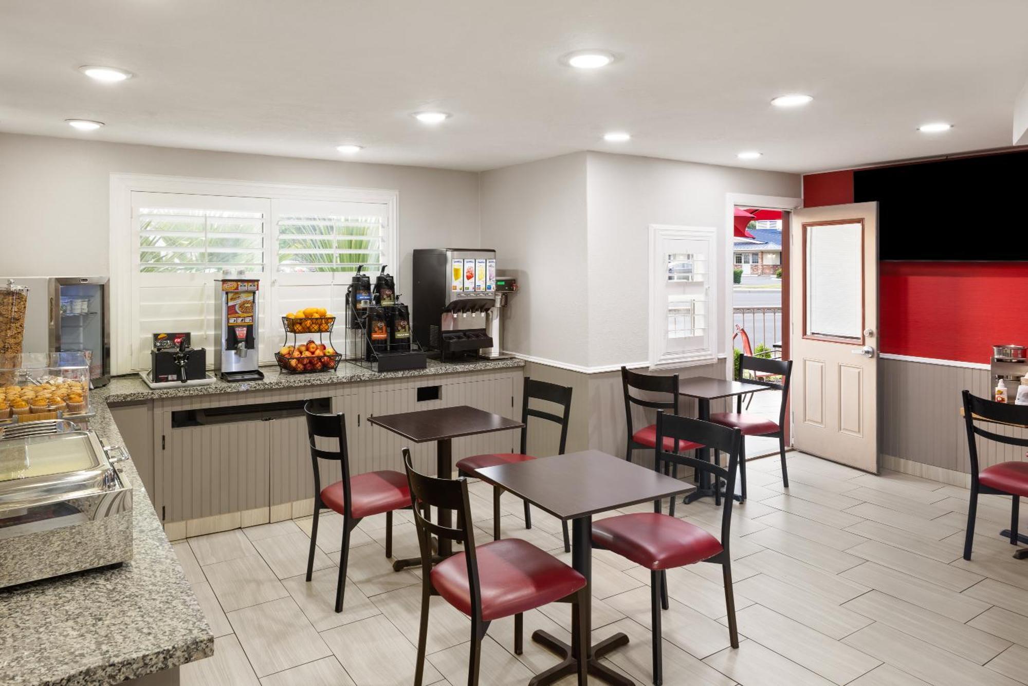Motel Ramada By Wyndham Medford Airport North Extérieur photo