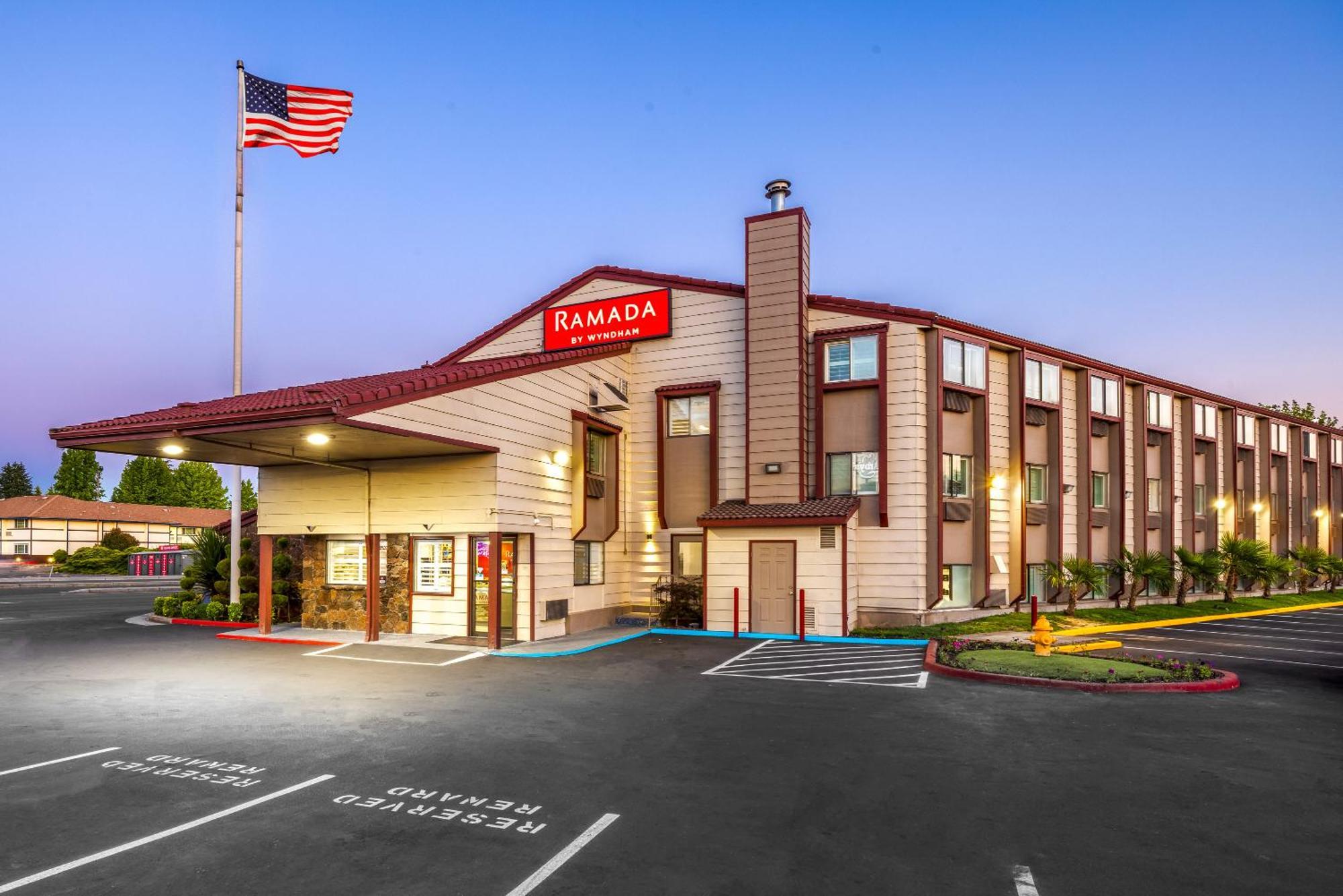 Motel Ramada By Wyndham Medford Airport North Extérieur photo