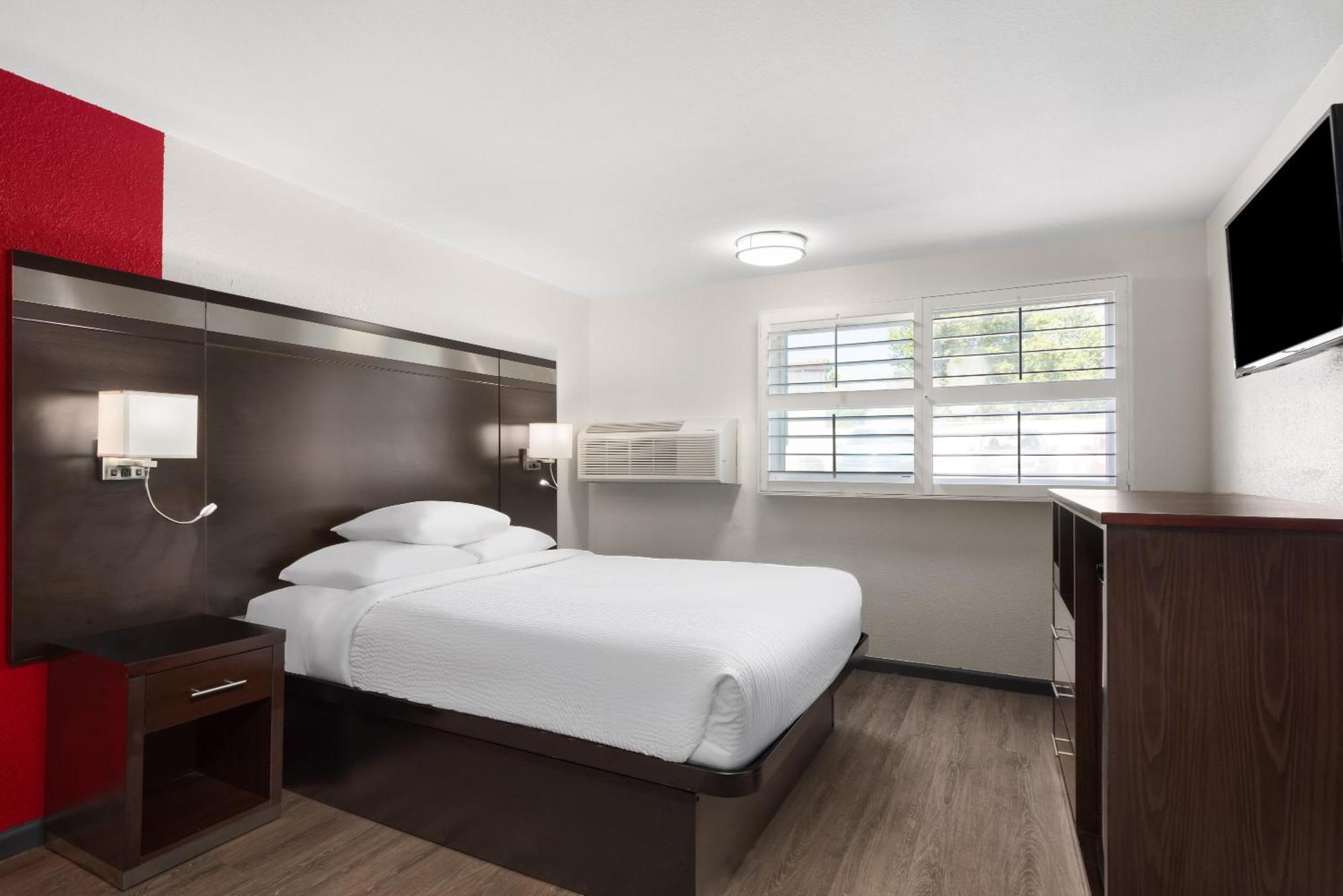 Motel Ramada By Wyndham Medford Airport North Extérieur photo
