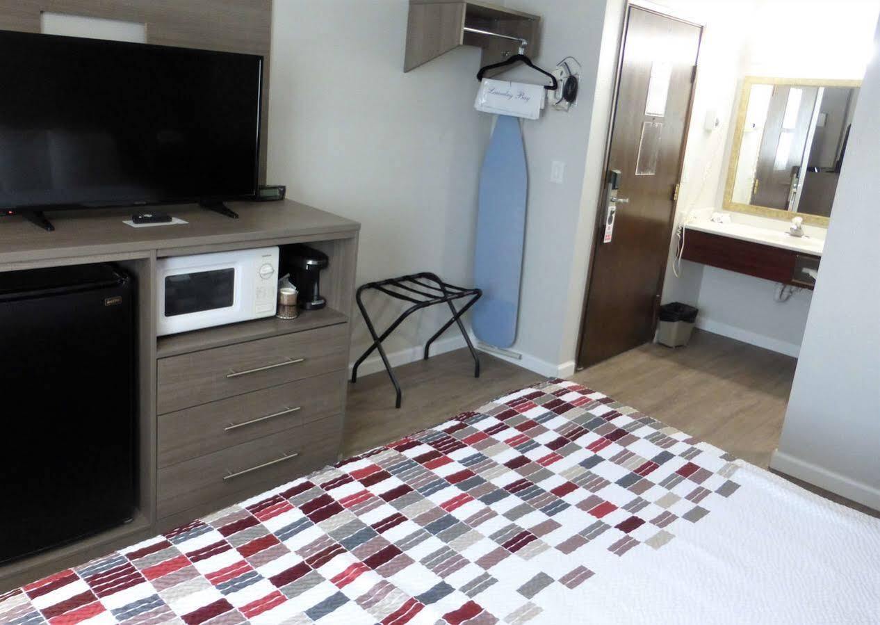 Motel Ramada By Wyndham Medford Airport North Extérieur photo