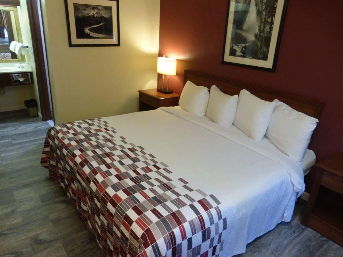 Motel Ramada By Wyndham Medford Airport North Extérieur photo